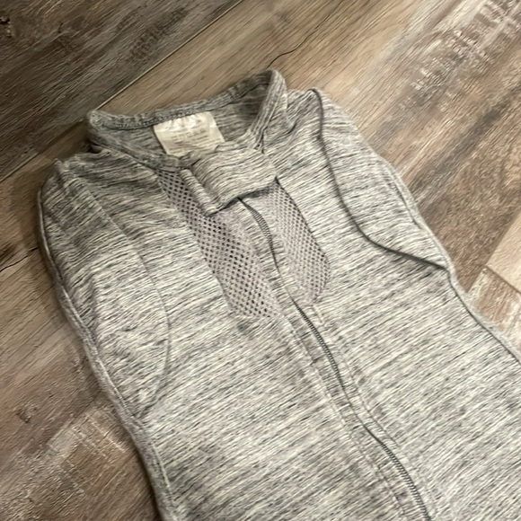 Woombie Gray Swaddle - Picture 8 of 9